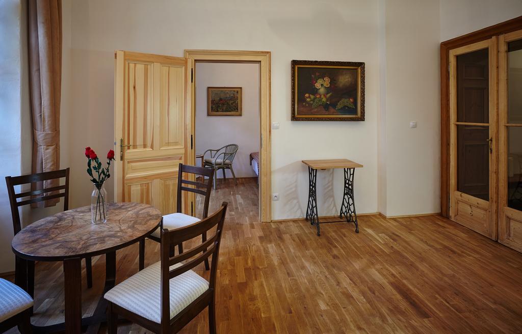 Queen Bee Apartments Prag Exterior foto