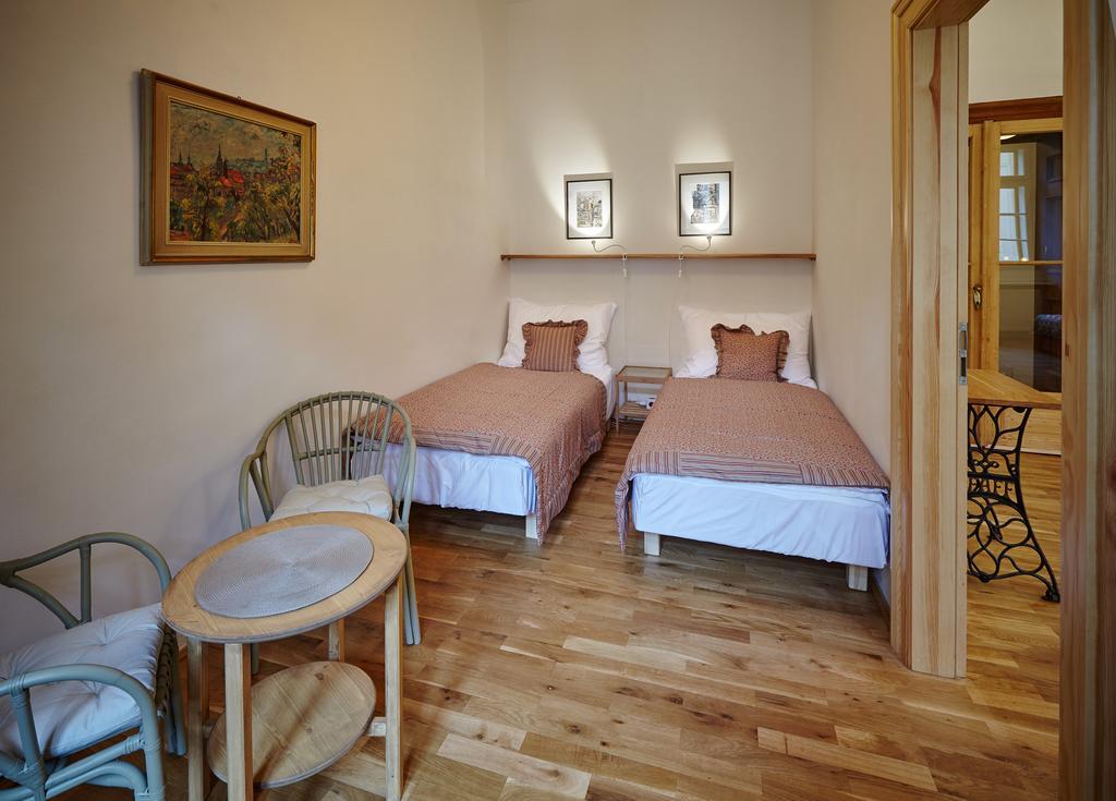 Queen Bee Apartments Prag Exterior foto