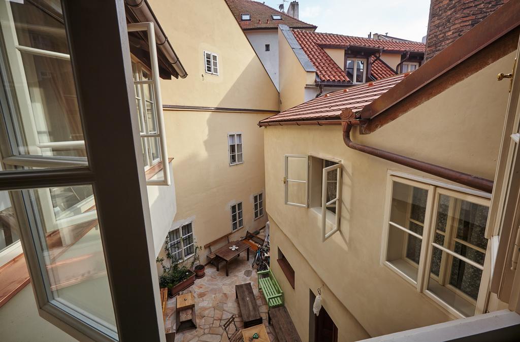 Queen Bee Apartments Prag Exterior foto